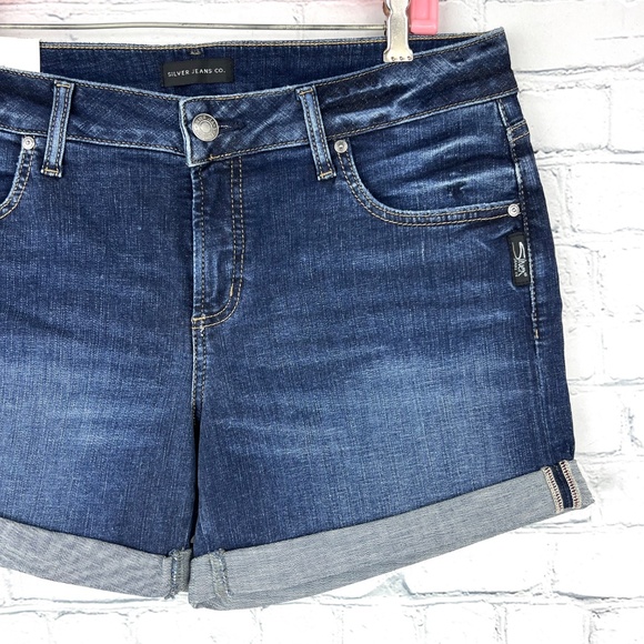NWT🤩|•SILVER JEANS•| 'Boyfriend Short' Mid Rise Cuffed Stretch Jean Short Sz 30 - Picture 2 of 11
